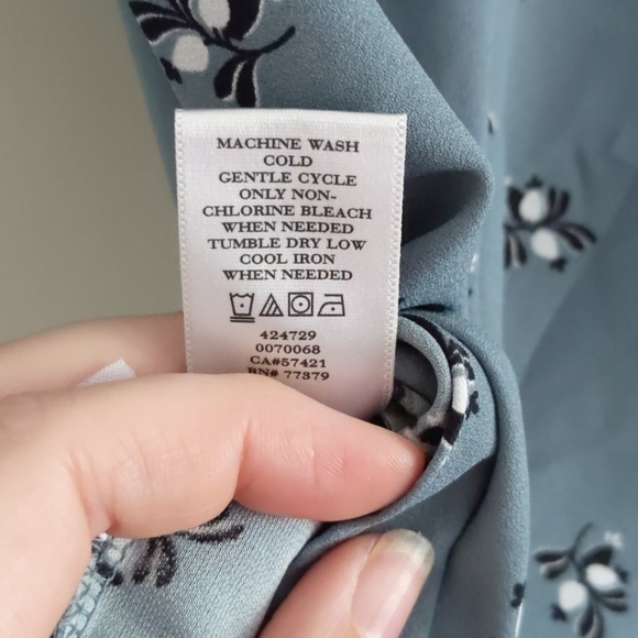 ♻️DONATED♻️ Light Blue/Grey Patterned Top - Picture 3 of 3